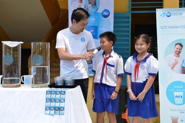 Hành trình mang nước uống sạch cho trẻ em vùng thiên tai - 2 MC Phan Anh giao lưu cùng các em học sinh trường tiểu học B An Châu, thị trấn An Châu, An Giang
