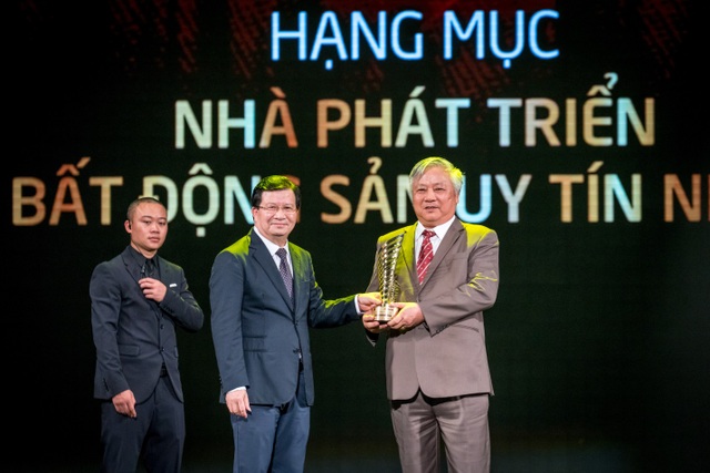 Các ông lớn bất động sản được vinh danh tại giải thưởng quốc gia bất động sản - 1 Tổng Giám đốc Vihajico – Ecopark Ông Đào Ngọc Thanh (bên phải) nhận giải thưởng “Nhà phát triển BĐS uy tín nhất”