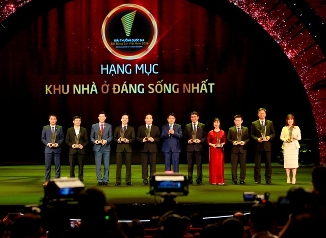 D’. Le Pont D’or Hoàng Cầu tự hào nhận giải “Khu nhà ở đáng sống nhất” - 1 Phó Tổng giám đốc Tập đoàn Tân Hoàng Minh, ông Mạnh Hoàng Thao nhận giải Khu nhà ở đáng sống nhất (ngoài cùng bên trái)