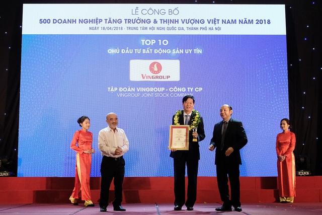 Ông Lê Khắc Hiệp - Phó Chủ tịch Tập đoàn Vingroup (đứng giữa) trong lễ vinh danh Chủ đầu tư BĐS uy tín nhất 2018 tổ chức chiều 18/4/2018.