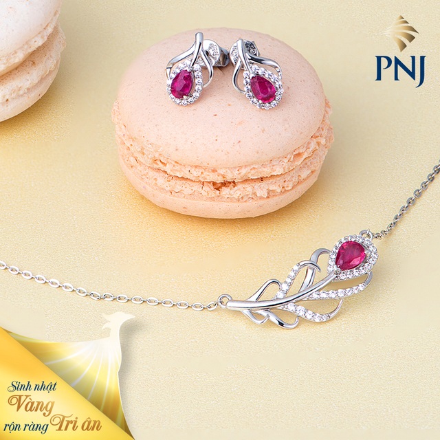 PNJ ưu đãi hấp dẫn nhất trong năm nhân tháng sinh nhật - 2 Chọn “Phương Hoàng” làm nguồn cảm hứng chủ đạo cho BST 30 năm, các nghệ nhân Kim hoàn đã thổi hồn sống mới đầy hấp lực khi kết hợp hài hòa dáng vẻ kiêu sa của Phượng Hoàng cùng xu hướng thiết kế tinh tế, truyền tải thông điệp ngợi ca vẻ đẹp cùng khí chất cao quý ở người sở hữu