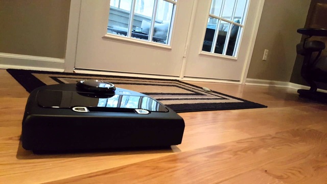 Robot hút bụi - khởi đầu cho cuộc cách mạng dọn nhà - 3 Một số sản phẩm robot hút bụi của Neato và Ecovacs còn có khả năng thông báo đến điện thoại khi không may bị mắc kẹt để chờ chủ nhân đến “giải cứu”.
