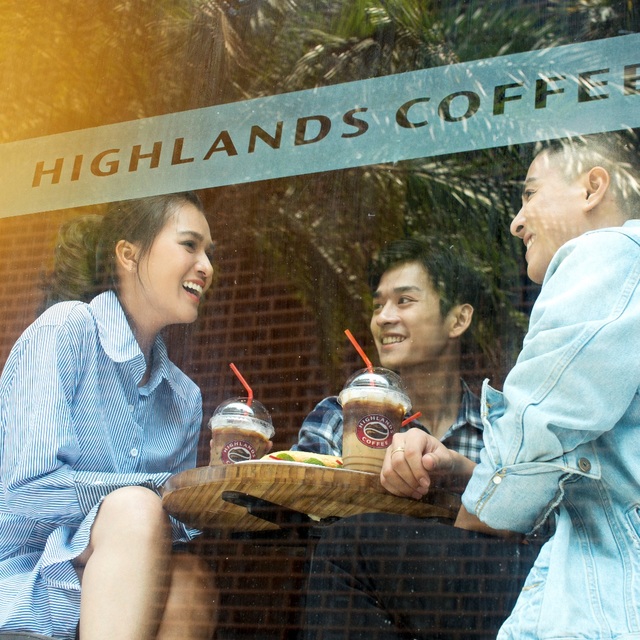 Làm sao thưởng thức cà phê pha phin giữa nhịp sống hối hả? - 3 Phin Sữa Đá Highlands Coffee đậm đà dành cho người sống đậm