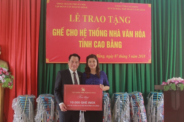 Tân Hoàng Minh trao tặng 10.000 ghế Inox cho hệ thống nhà văn hóa tỉnh Cao Bằng - 1 Ông Trần Hồng Sơn – Phó Tổng Giám đốc Tân Hoàng Minh trao tặng 10.000 ghế Inox cho Sở VHTTDL tỉnh Cao Bằng