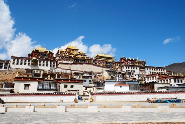 Hè này nếu muốn đi chỗ lạ thì thử ngay những hành trình này ngay và luôn - 6 Tu viện Zhongdian nằm trong khu phố cổ Shangrila