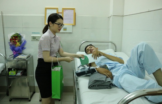 Địa ốc Long Phát chia sẻ mất mát cùng gia đình các hiệp sĩ - 3 Thăm hỏi và động viện 2 hiệp sĩ Huy – Quý đang trị thương tại bệnh viện Thống Nhất