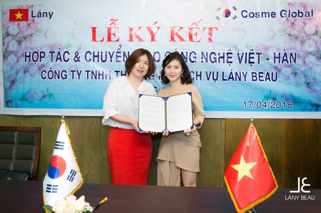 Lễ kí kết hợp tác chiến lược giữa Lány Beau và Cosme Global - 3 Bà Nguyễn Thị Hồng Châu chụp hình lưu niệm với đối tác người Hàn Quốc.
