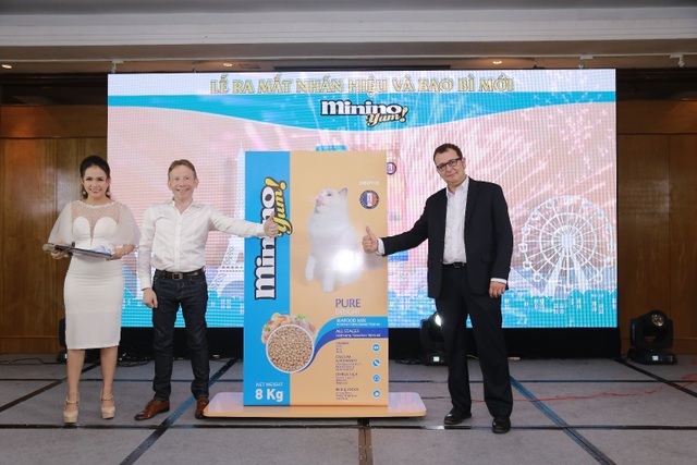 Nhãn hiệu thức ăn cho mèo Blisk thay đổi nhãn hiệu và bao bì thành Minino Yum - 1 Ông Gerald Giám đốc Marketing toàn cầu của Tập đoàn Neovia (thứ 2 bên trái) và Ông Christophe Guillaume – TGĐ Tập đoàn Neovia Việt Nam (bên phải)–giới thiệu sản phẩm Minino Yum