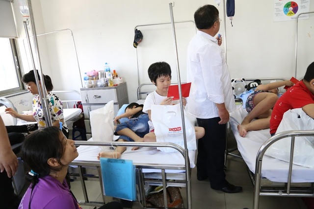 Công ty Delta Việt Nam tổ chức từ thiện tại Viện Huyết Học truyền máu Trung ương - 3 Các phần quà được trao tận tay các bênh nhi.