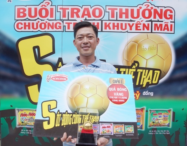 Ăn mì Hảo Hảo trúng bóng vàng liền tay - 1 ◊Anh Nguyễn Văn Phi - Khách hàng trúng thưởng Quả Bóng Vàng (Nguồn: Acecook Việt Nam)