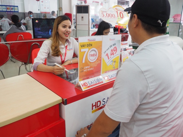 Tưng bừng ưu đãi vay tiêu dùng dịp World Cup: lãi suất 0%, trúng Honda SH - 2 Nhân viên HD SAISON tư vấn cho khách hàng.