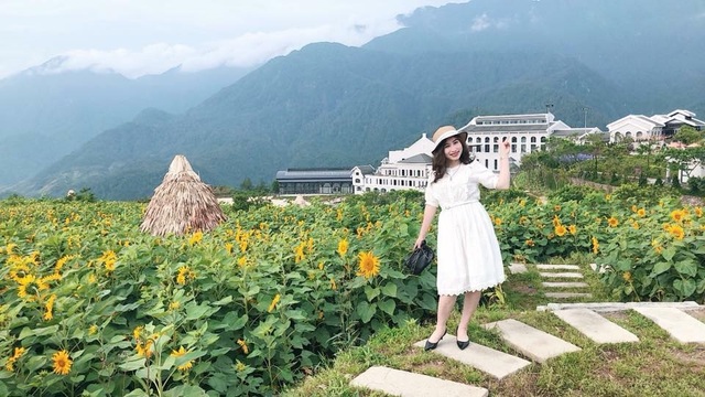 Người Hà Nội đang “bỏ phố lên núi” vì nắng nóng - 5 So với Hà Nội đỏ lửa hè, Fansipan giống như một cái tủ lạnh, mát rượi, trong lành. Tại khu du lịch Sun World Fansipan Legend, hoa ngợp trời, không khí se se lạnh như những ngày cuối thu.