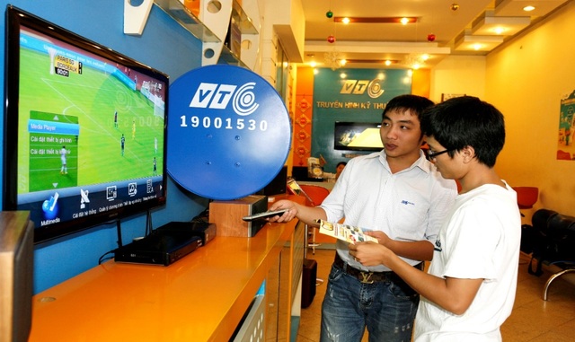 Sôi động cùng World Cup, VTC mở hàng loạt chương trình khuyến mại - 2 Khách hàng đang tấp nập mua sắm tại các điểm bán hàng và đại lý VTC