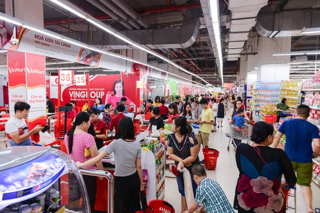 VinMart & VinMart+ nhận giải thưởng Top 100 sản phẩm - Dịch vụ tốt nhất - 2 Với không gian mua sắm hiện đại và sản phẩm chất lượng, VinMart & VinMart+luôn thu hút được đông đảo khách hàng.