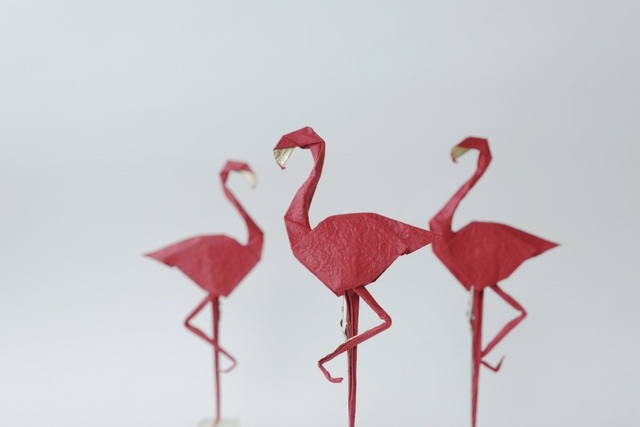VCCA giới thiệu vẻ đẹp nghệ thuật Origami qua triển lãm “Những đôi cánh” - 2 Tác phẩm Flamingo (Hồng hạc). Tác giả: Nguyễn Linh Sơn.