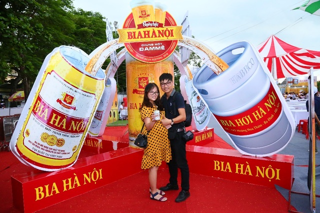 Hàng ngàn người kéo nhau về tham dự ngày hội Bia Hà Nội tại Nam Định - 3 Hàng ngàn người kéo nhau về tham dự ngày hội Bia Hà Nội tại Nam Định - 3
