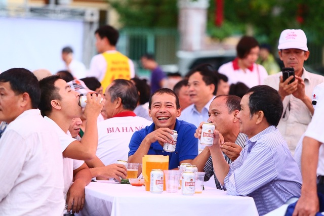 Hàng ngàn người kéo nhau về tham dự ngày hội Bia Hà Nội tại Nam Định - 6 Hàng ngàn người kéo nhau về tham dự ngày hội Bia Hà Nội tại Nam Định - 6