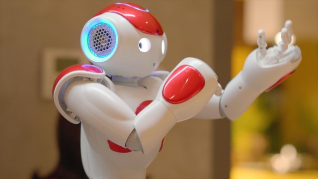 An Cường khai trương showroom One-Stop Shopping Center 3500m2 tại Hà Nội - 4 Robot NAO nhận biết và chào hỏi khách như tiếp tân