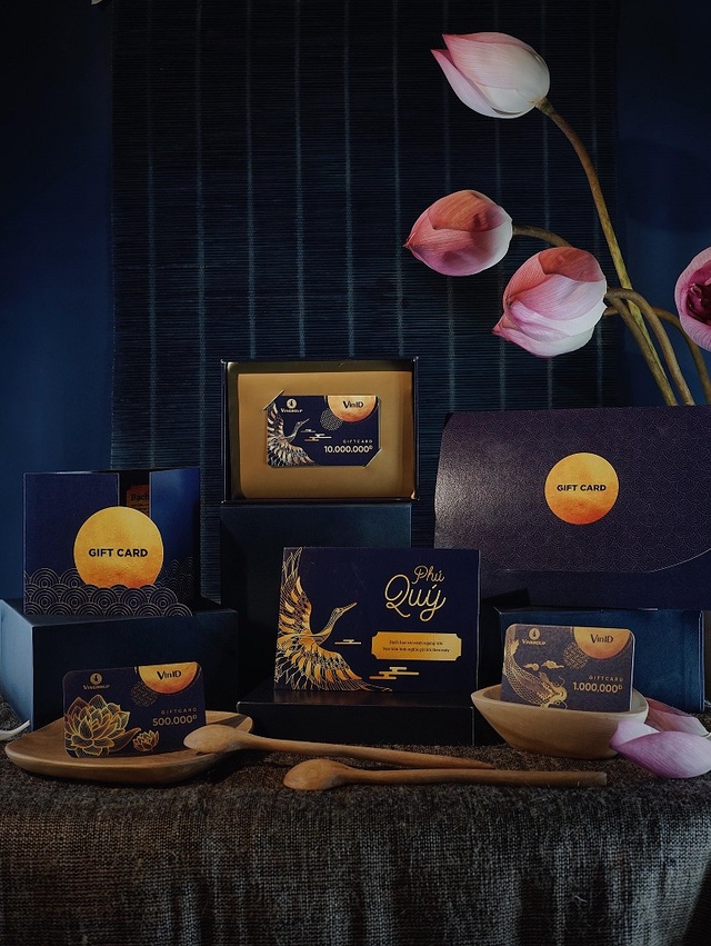 “Bí kíp” tặng quà Trung Thu vừa sang trọng, tế nhị mà thiết thực - 2 Bộ quà tặng thẻ VinID Gift Card được thiết kế sang trọng