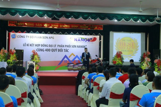Nguyễn Thanh Tùng – CEO bản lĩnh xây dựng hệ thống bằng cả tâm, tài và tầm - 2 Hình ảnh Nguyễn Thanh Tùng làm việc tại Công ty CP Sơn APG.