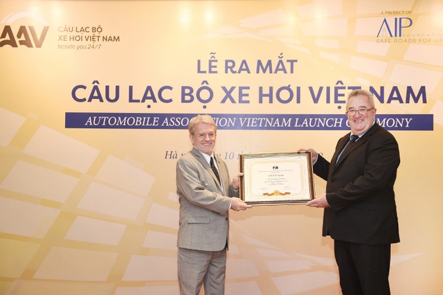 Câu lạc bộ xe hơi Việt Nam chính thức hoạt động - 2 Ông Mike Noon trao giấy chứng nhận thành lập cho ông Greig Craft