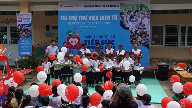 Nguyễn Kim ba năm xuyên việt hỗ trợ giáo dục cho trẻ em nghèo - 2 Nguyễn Kim ba năm xuyên việt hỗ trợ giáo dục cho trẻ em nghèo - 2