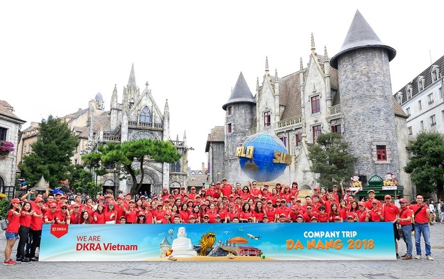Sau teambuilding Đà Nẵng, DKRA Vietnam rầm rộ tuyển quân - 1 Tháng 9/2018, đoàn DKRA Vietnam chụp ảnh lưu niệm trên đỉnh Bà Nà Hills trong chuyến du lịch, trải nghiệm thành phố biển Đà Nẵng.