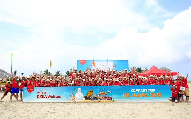 Sau teambuilding Đà Nẵng, DKRA Vietnam rầm rộ tuyển quân - 2 Tập thể cán bộ - nhân viên DKRA Vietnam sôi nổi và hào hứng tham gia các hoạt động teambuilding trong chuyến du lịch, trải nghiệm thành phố biển Đà Nẵng tháng 9/2018.