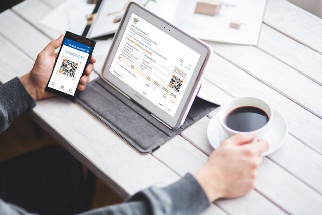 FPT Telecom hợp tác VNPAY triển khai thanh toán cước bằng QR Code - 1 Khách hàng mở các ứng dụng ngân hàng có sẵn trên điện thoại di động để quét mã QR