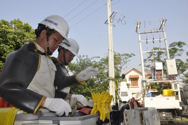 Ngỡ ngàng trước phương pháp sửa chữa điện hiện đại của EVN HANOI - 2 Việc đấu nối trạm biến áp Kim Quan 7 được thực hiện trực tiếp trên đường dây 22kV đang mang điện
