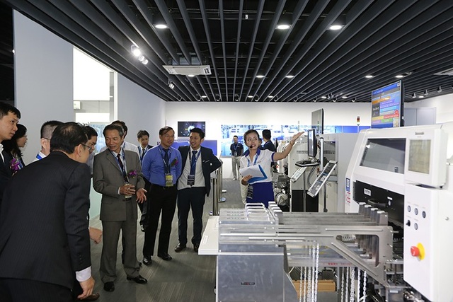 Trung tâm trưng bày công nghệ về giải pháp nhà máy “Panasonic Solution & Innovation Center Việt Nam” nơi anh Hùng (thứ hai từ phải sang) thường xuyên đón tiếp khách hàng tới tham quan và làm việc