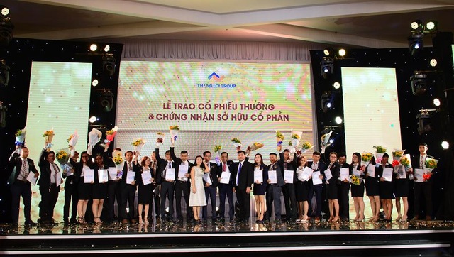 Thắng Lợi Group khánh thành Thắng Lợi Building và kỷ niệm 8 năm thành lập - 4 Lễ trao cổ phiếu thưởng và chứng nhận sở hữu cổ phần cho CBNV