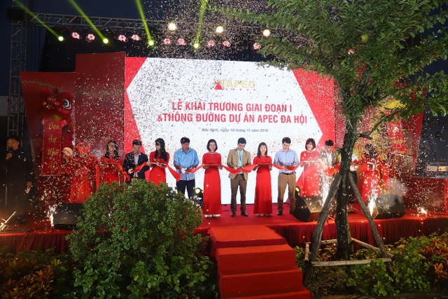 Hơn 300 khách hàng tham dự lễ khai trương giai đoạn I & thông đường dự án Apec Đa Hội - 1 Cắt băng khai trương giai đoạn 1 và thông đường dự án Apec Đa Hội