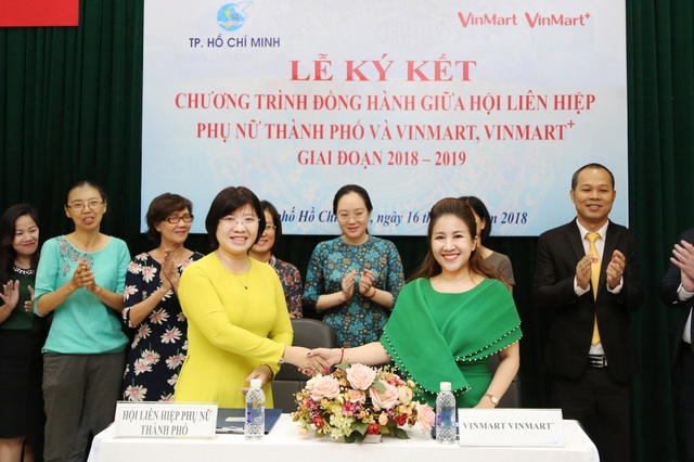 VinMart &VinMart+ đồng hành cùng Hội liên hiệp Phụ nữ TP. Hồ Chí Minh - 1 Đại diện Hội LHPN TP. Hồ Chí Minh và đại diện VinMart, VinMart+ ký kết chương trình đồng hành