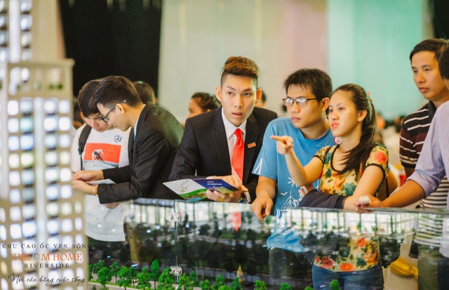 Căn hộ 1,2 tỷ đồng chiếm lĩnh thị trường BĐS cuối năm - 3
Các khách hàng trẻ quan tâm và tìm hiểu tiện ích cũng như thiết kế của Tháp Diamond Center