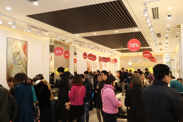 Vàng bạc đá quý Phú Quý siêu giảm giá đến 40% dịp Black Friday 2018 - 1
Black Friday do Tập đoàn vàng bạc đá quý Phú Quý tổ chức năm 2017 thu hút rất nhiều khách đến thăm quan và mua sắm.