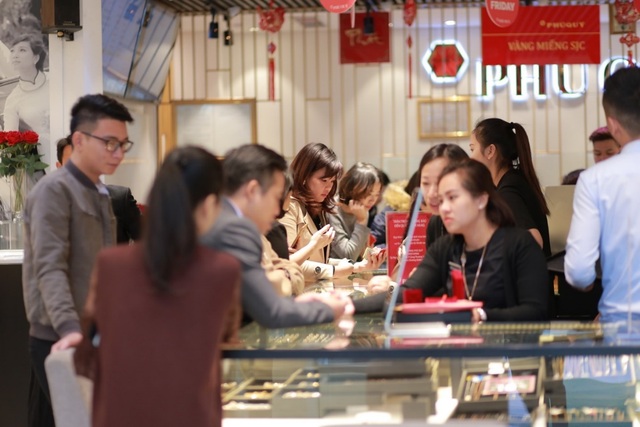 Vàng bạc đá quý Phú Quý siêu giảm giá đến 40% dịp Black Friday 2018 - 2 Hàng nghìn lượt khách hàng đã đến mua sắm tại Tập đoàn vàng bạc đá quý Phú Quý vào dịp Black Friday 2017