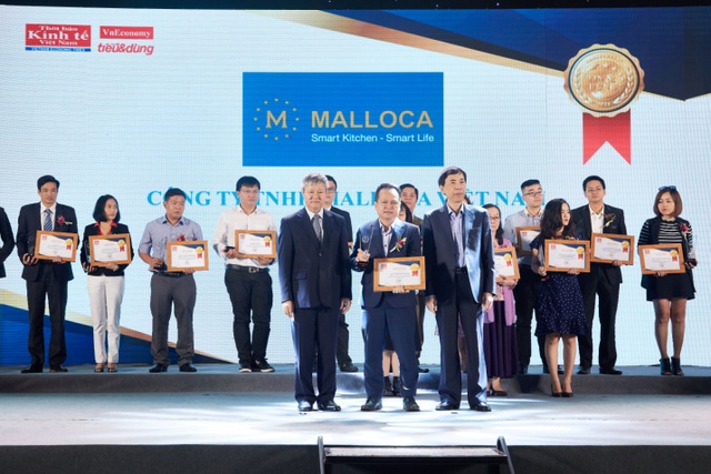Ông Trương Châu Tuấn (giữa)- Giám đốc Khối kinh doanh và tiếp thị, Công ty TNHH Malloca Việt Nam đón nhận giải thưởng ” Sản phẩm – Dịch Tin & Dùng 2018″ .