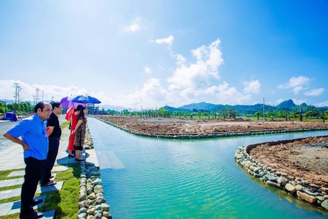 Đại gia Hòa Bình “hội tụ” tại đất Quan lang Zen Village - 4 Khách hàng thăm quan thực tế tiến độ tại dự án