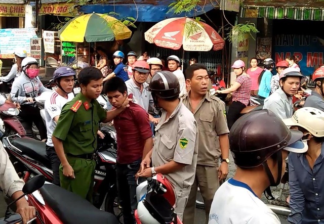 Nữ công nhân quật ngã tên cướp giữa đường - 3 2-2-1474512126862