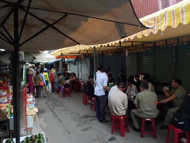 Bức xúc nhiều vụ án mạng nghiêm trọng từ mâu thuẫn nhỏ - 1 Hiện trường vụ án mạng ở chợ Tân Trụ khiến 2 người chết, 2 người bị thương