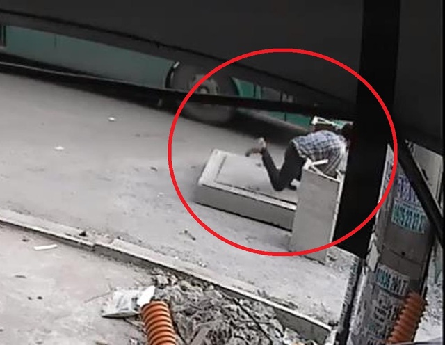 Kinh hãi những hố sâu chờ “nuốt” người trên phố - 1 Người đàn ông vấp nắp cống và té xuống hố ga tử vong (ảnh cắt từ clip)