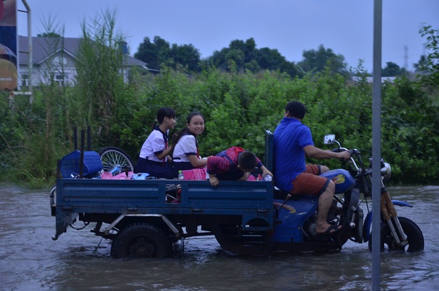 Học sinh cũng được bố mẹ thuê xe ba gác để chở về nhà