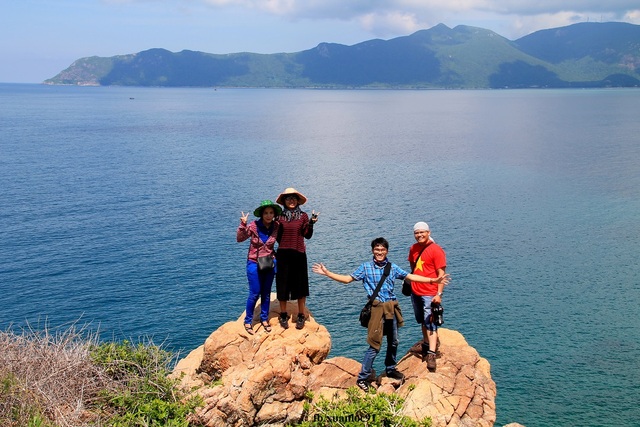 Chiêm ngưỡng cảnh sắc đẹp bình yên nơi Côn Đảo - 4 Những mỏm đả nhô ra sát biển tuy có cảnh vật đẹp, hùng vĩ nhưng bạn nên cẩn trọng khi di chuyển đến tham quan, chụp ảnh.