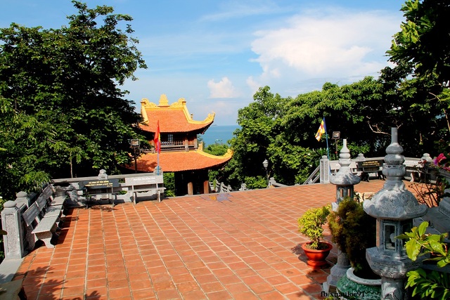 Chiêm ngưỡng cảnh sắc đẹp bình yên nơi Côn Đảo - 10 Nhớ một lần ghé chùa Núi Một nghe sư thầy giảng kinh, tịnh tâm trong tiếng chuông chùa hoặc có thể thắp hương cầu nguyện nơi miếu bà Phi Yến nếu có tâm nguyện cần thổ lộ, xin khấn.