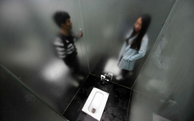 Độc đáo nhà vệ sinh bằng... kính xuyên thấu | Báo Dân trí