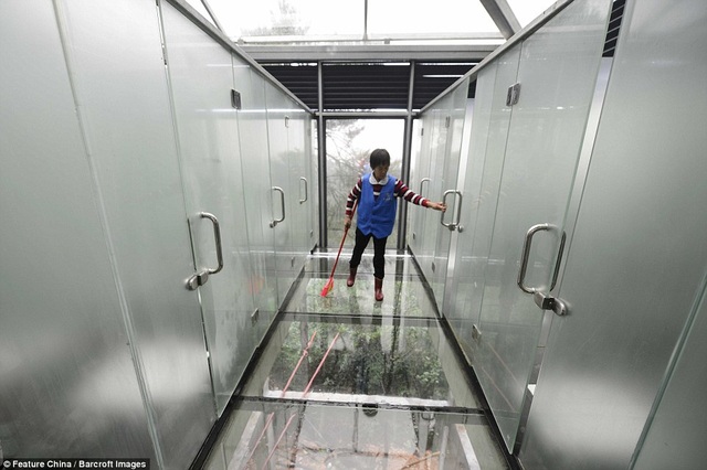 Độc đáo nhà vệ sinh bằng... kính xuyên thấu - 5 Hành lang giữa các phòng WC cũng lắp kính trong suốt