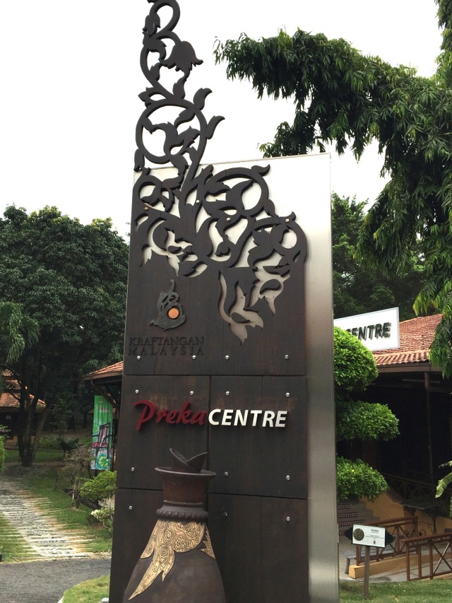 Trải nghiệm lớp học vẽ Batik - nghệ thuật độc đáo của người Malaysia - 1 Trung tâm làng nghề truyền thống ở thủ đô Kuala Lumpur