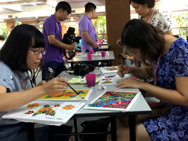 Trải nghiệm lớp học vẽ Batik - nghệ thuật độc đáo của người Malaysia - 3 Mỗi học viên được phát khung vải đã vẽ sẵn các họa tiết và tự phối màu theo ý thích