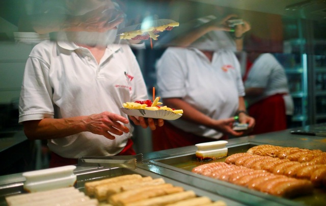 Khám phá nhịp sống sôi động ban đêm ở "thành phố tiệc tùng" Berlin - 9 Currywurst (món xúc xích) là một trong những món ăn khuya phổ biến trên đường phố Berlin.
